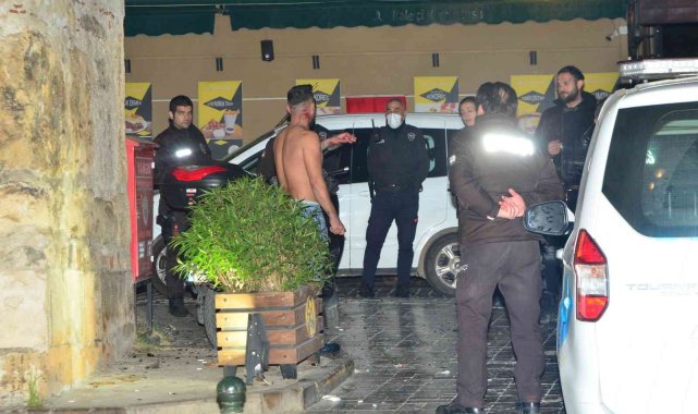 Bıçakla kendisine zarar veren genci, polisler ikna etti