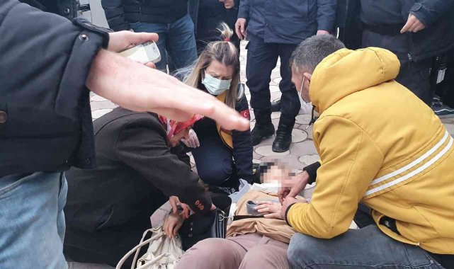 Bıçaklanan kadını ölümden jandarma kurtardı