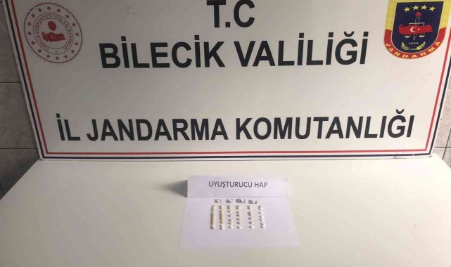 Bilecik&#039;te bir araçta 54 adet uyuşturucu hap ele geçirildi