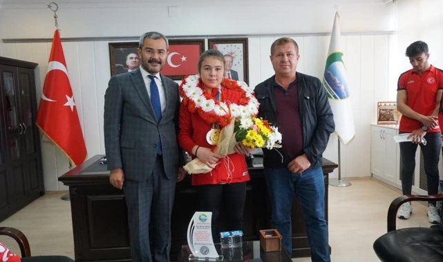 Bileğiyle dünyayı deviren Şifa Nur, Çivril'in gururu oldu