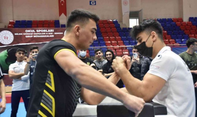 Bilek güreşi gençler grup müsabakaları Karabük'te başladı