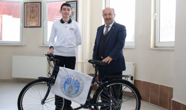 Bilgi Yarışmasında Türkiye ikincisi olan Kütahyalı öğrenciye bisiklet ödülü