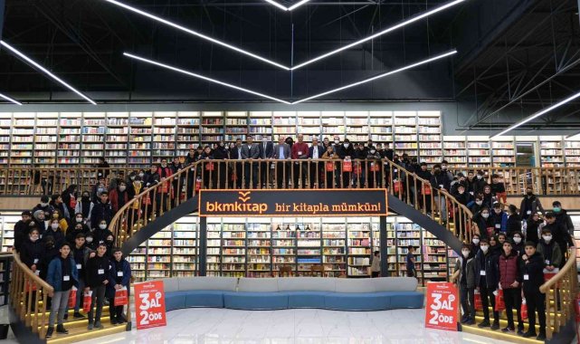 Bin 400 kilometreden Avrupa'nın en büyük kitabevine geldiler