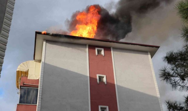 Binanın çatısında çıkan yangın mahalle sakinlerini korkuttu