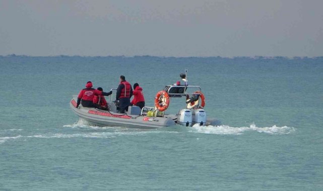 Bindikleri tekneden denize atlamaya zorlanan 2 göçmenin cesedine ulaşıldı