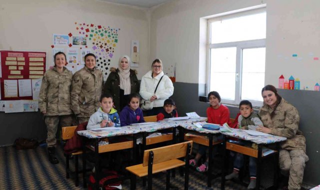 Bingöl'de jandarma ekipleri, öğrencilerle bir araya geldi