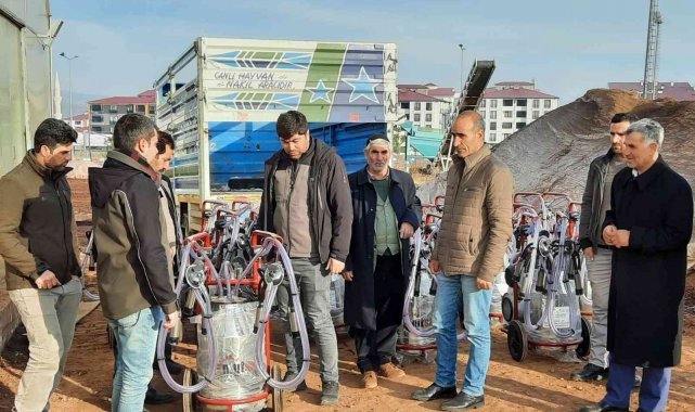 Bingöl&#039;de üreticilere süt sağım makinesi dağıtıldı