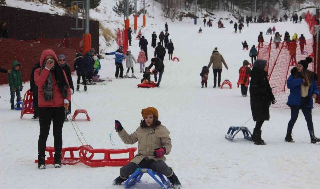Binler Palandöken&#039;e akın etti, pistler doldu taştı
