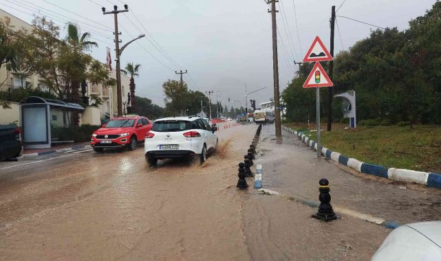Bir anda bastıran yağmur cadde ve sokakları göle çevirdi