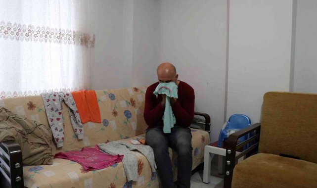 Bir babanın çaresiz çocuk özlemi, eşyaları ve oyuncaklarına sarılarak uyuyor