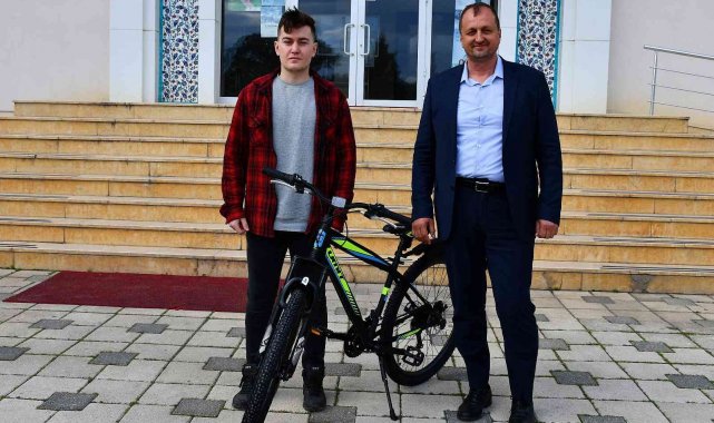 Bisiklet hediyelerini Başkan Usta teslim etti