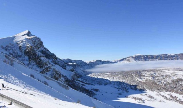 Bitlis'in 4 mevsim tanıtımı için 2 bin 250 rakım yüksekliğe çıktılar
