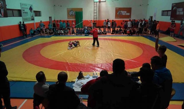 Bitlis'te 'Okullar Arası Güreş Müsabakaları' başladı