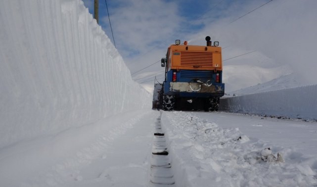 Bitlis&#039;te karla mücadele gece gündüz devam ediyor