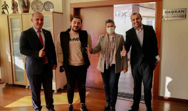 Biyonik kollarının mutluluğunu Başkan Çerçioğlu ile paylaştı