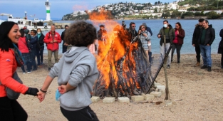 Bodrum'da Dev Ateş Yakıldı, Halaylar Çekildi