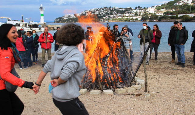 Bodrum&#039;da Dev Ateş Yakıldı, Halaylar Çekildi