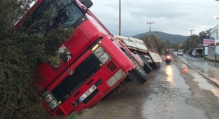 Bodrum’da tır, su kanalına girdi!