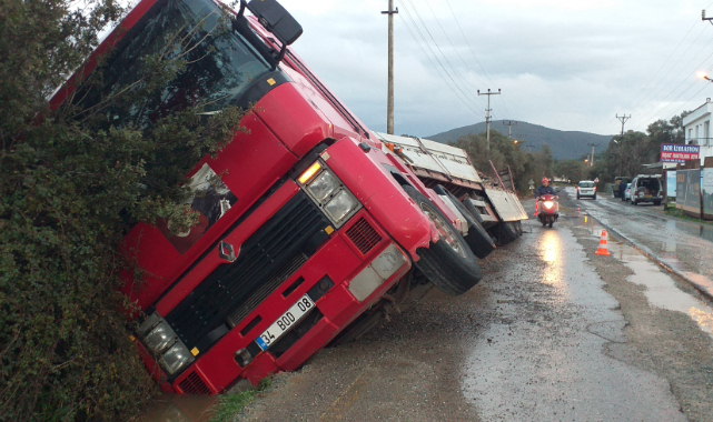 Bodrum’da tır, su kanalına girdi!
