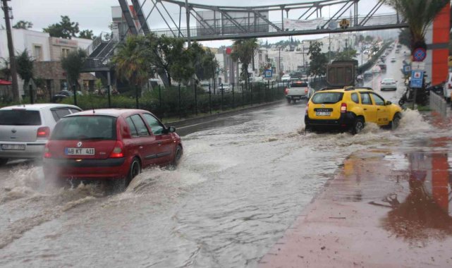 Bodrum'da sağanak etkili oldu, bazı noktalar göle döndü