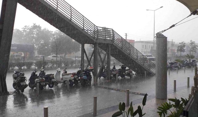 Bodrum'da sağanak yağış etkili oluyor