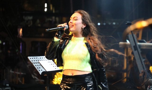 Bodrum'da yüzlerce kişi soğuk havaya, yağmura ve fırtınaya aldırış etmeden doyasıya eğlendi