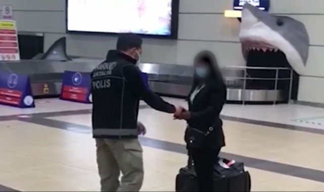 Bolivyalı kadın, eşyalarına emdirilmiş 4 buçuk kilo kokainle yakalandı