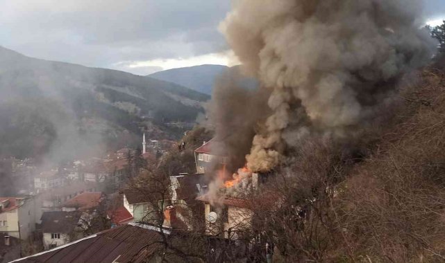 Bolu'da aynı kişiye ait 2 ahşap ev alev alev yandı