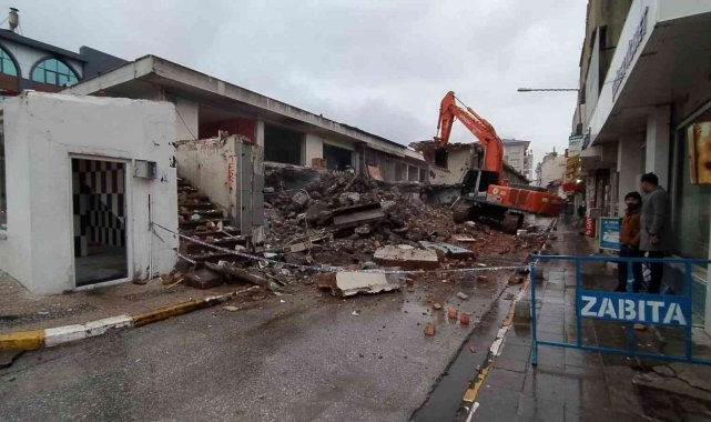 Boşaltılan iş yerlerinin yıkımı başladı