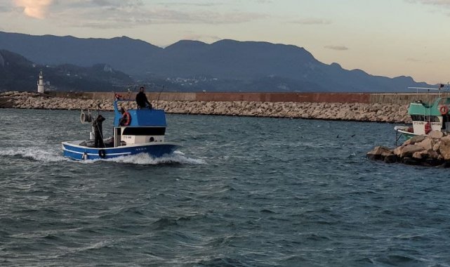 Botla denizdeki odunları almak isterken canından oluyordu