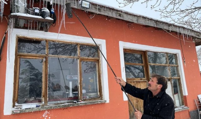 Boyları yarım metreyi bulan buz saçakları esnafa zor anlar yaşattı