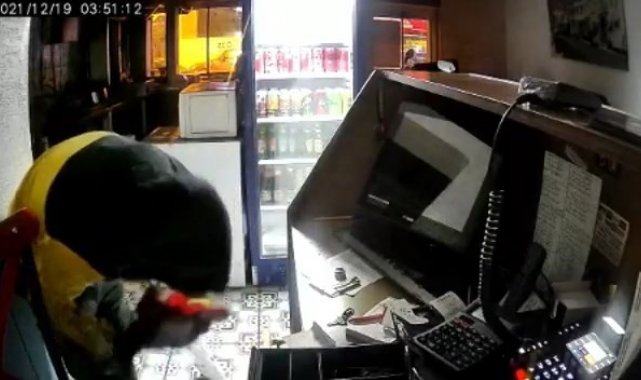 Böyle hırsız görülmedi: Girdiği dükkanda Türk bayrağını öptü, sonra hırsızlık yaptı