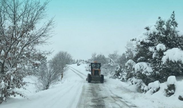 Bozüyük'te kardan dolayı kapalı köy yolu kalmadı