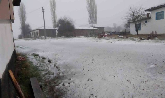 Bozüyük'te mevsimin ilk karı yağdı