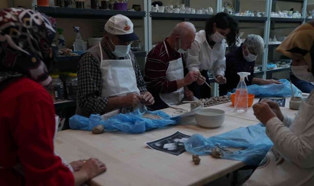 Bu atölyelerde el becerilerini geliştiriyorlar