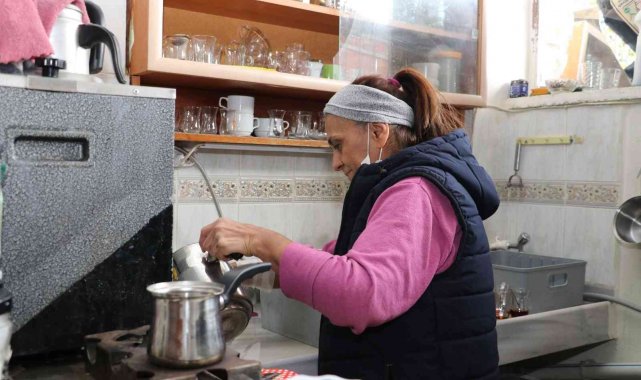 Bu kıraathanede çaylara kadın eli değiyor