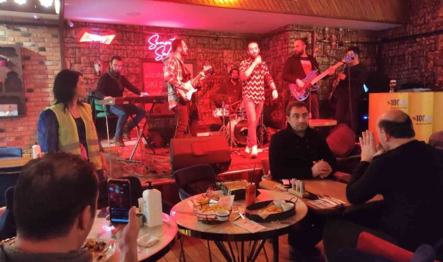 Bu konsere katılanlar bilet yerine mama aldı