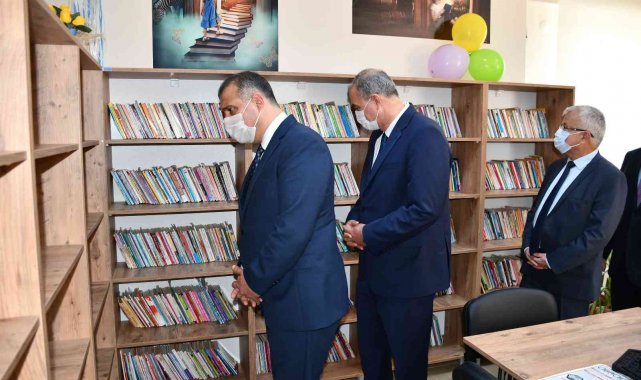 Bu kütüphanelerin mobilyaları öğrencilerden, dekorasyonu öğretmenlerden