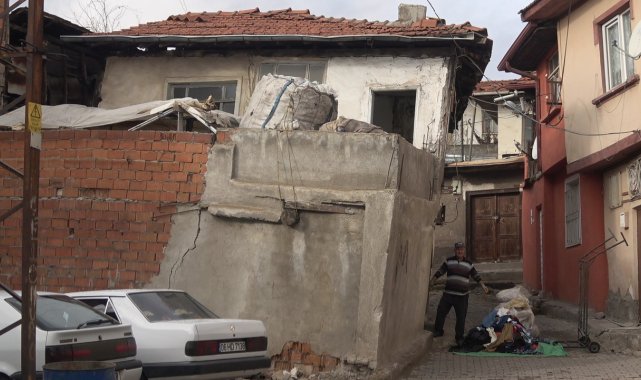 Bu mahallede yıkılmaya yüz tutan metruk binalar tehlike saçıyor