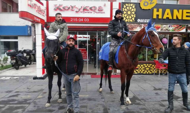 Bu mekanın kuryeleri siparişleri at ile getiriyor