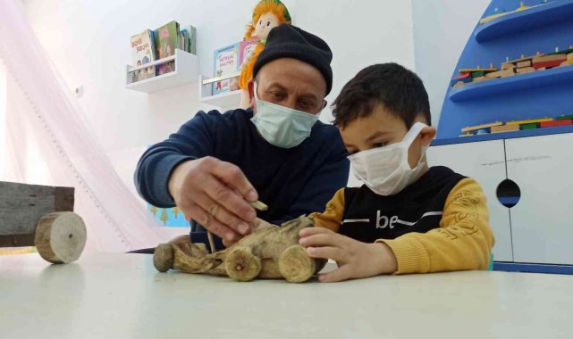 Bu okulda dedeler oyuncak yapıyor, nineler masal anlatıyor