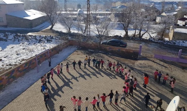 Bu okulda teneffüsler halay çekerek geçiyor