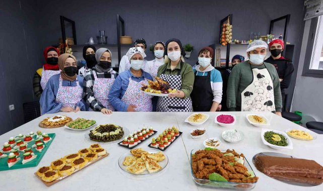 Buca&#039;da kursiyerler Türk ve dünya mutfağından lezzetli tarifler öğreniyor