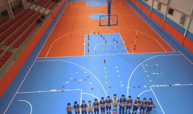 Bünyan Spor Salonu yeni zeminine kavuştu
