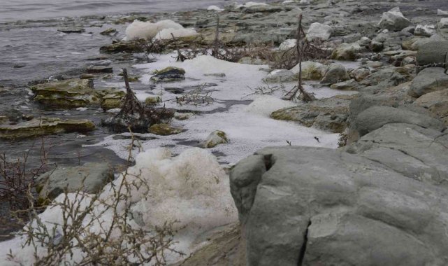 Burdur Gölü köpüklendi, uzmanlar 'doğal süreç' dedi