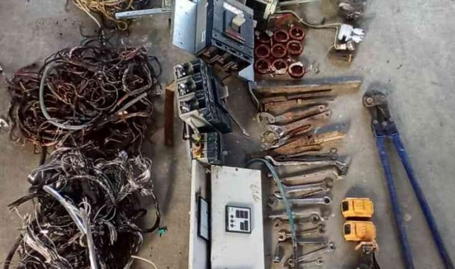 Burdur'da çaldıkları 100 bin TL'lik malzemeleri Antalya'da yakarken yakalandılar