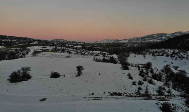 Burdur&#039;da yüksek kesimlerde etkili olan kar yağışı eşsiz manzaralar oluşturdu