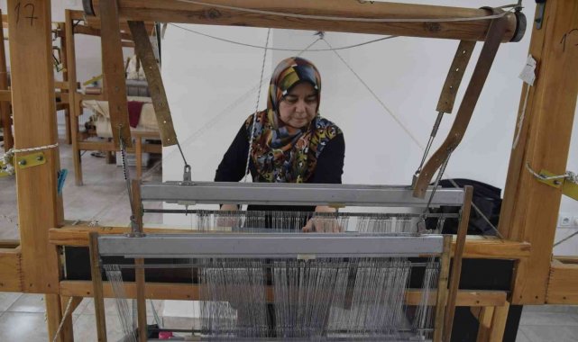 Burdurlu kadınlar 300 yıllık Alaca dokumayı ilmek ilmek dokuyarak yaşatıyor