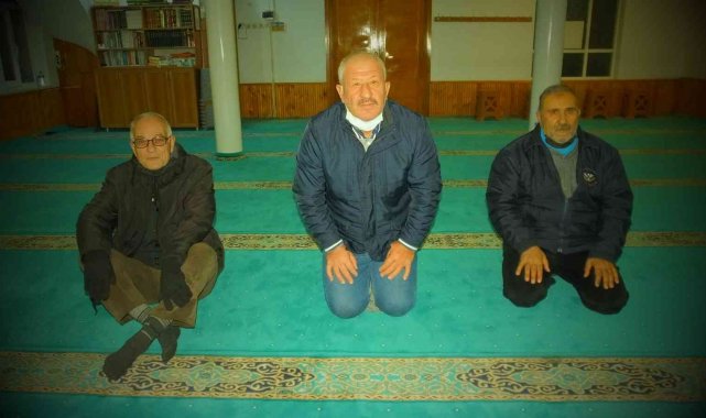 Burhaniye'de aralık ayının erkenci cemaati oldular