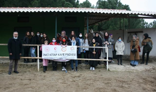 Burhaniye'de İnci Kitap Kafe öğrencileri at bindi ok attı
